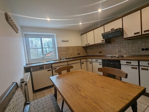 Fridge, oven, stovetop, dishwasher - Ferienwohnung am Teich (Dannenberg (Elbe))