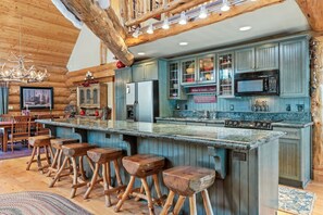Fridge, microwave, oven, stovetop - The Soaring Eagles Retreat (Duck Creek Village)
