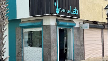 Ein Gebäude mit einem Schild, auf dem "Parfum Lab" steht und der Hausnummer "42" über dem Eingang.