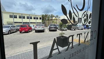 Vista frontal de la propiedad