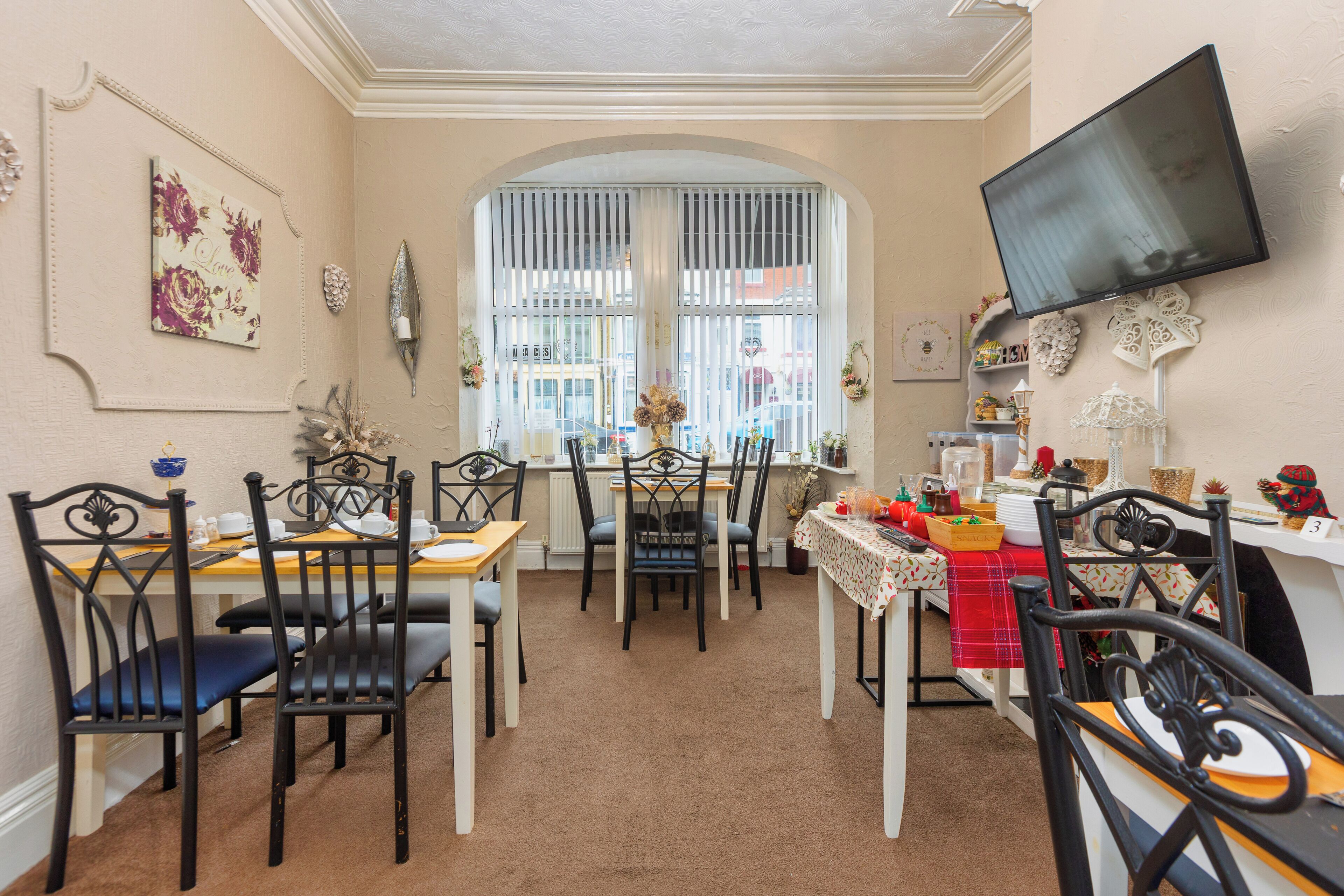 Daily English breakfast (GBP 9.50 per person)