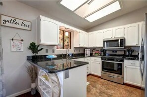 Frigorífic, microones, forn i placa de cuina