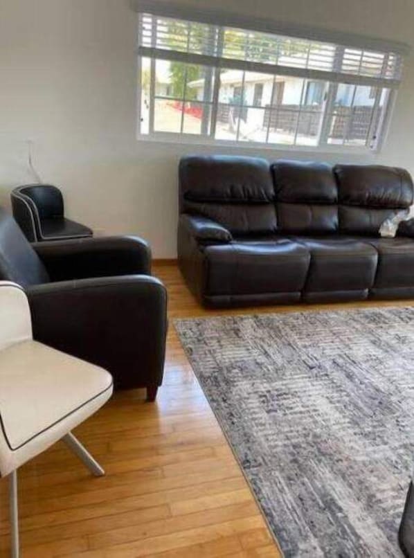 TV - Spacious Two Bedroom in Santa Monica (Santa Monica)