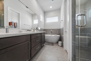 Douche, sĂšche-cheveux, serviettes fournies, savon