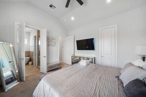 3 bedrooms, desk, iron/ironing board, WiFi