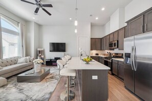 Interior - Upscale 3 Bedroom 2.5 Bath Oasis! (Houston)