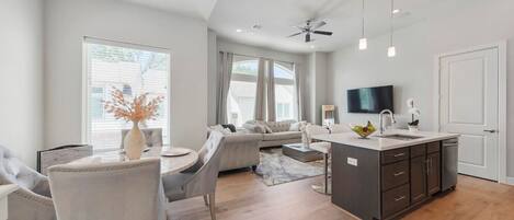 المنشأة من الداخل