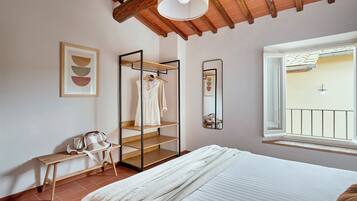 Apartment, 2 Schlafzimmer, Küche, Zwischengeschoss | 1 Schlafzimmer, hochwertige Bettwaren, Betten mit Memory-Foam-Matratzen