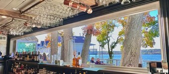 แซนด์ฮิลล์ ออน เดอะ เลค