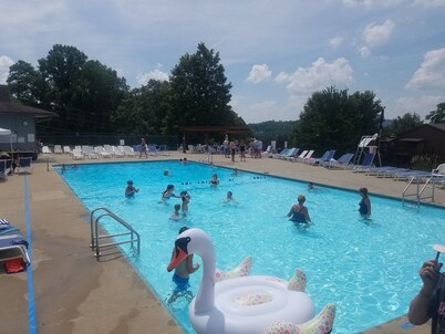 Woodson Bend Condo. Golf, Pool, Restaurant, Entertainment & More! Near Burnside.