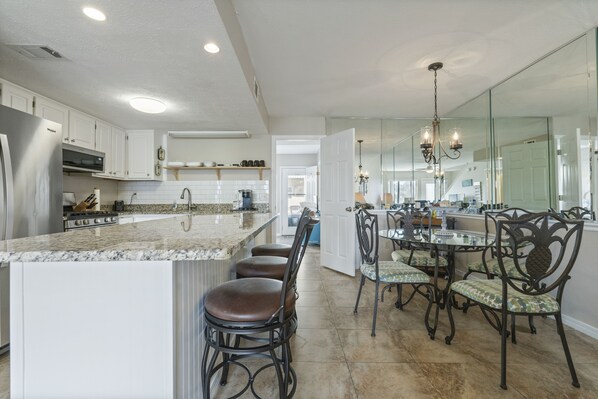 Fridge, microwave, oven, stovetop - Plenty of room for plenty of fun☀️ (Panama City Beach)