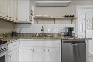 Fridge, microwave, oven, stovetop - Plenty of room for plenty of fun☀️ (Panama City Beach)