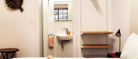 2 habitaciones, tabla de planchar con plancha y cuna de viaje