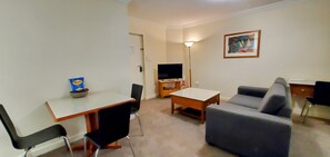 Smart TV, offices - Urban CBD Perth A GEM 1Bedroom Apartment (Perth)