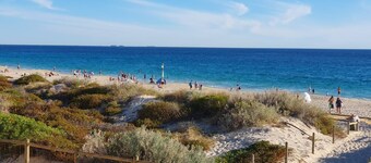 Coastal Salty Kiss Sleeps 4!