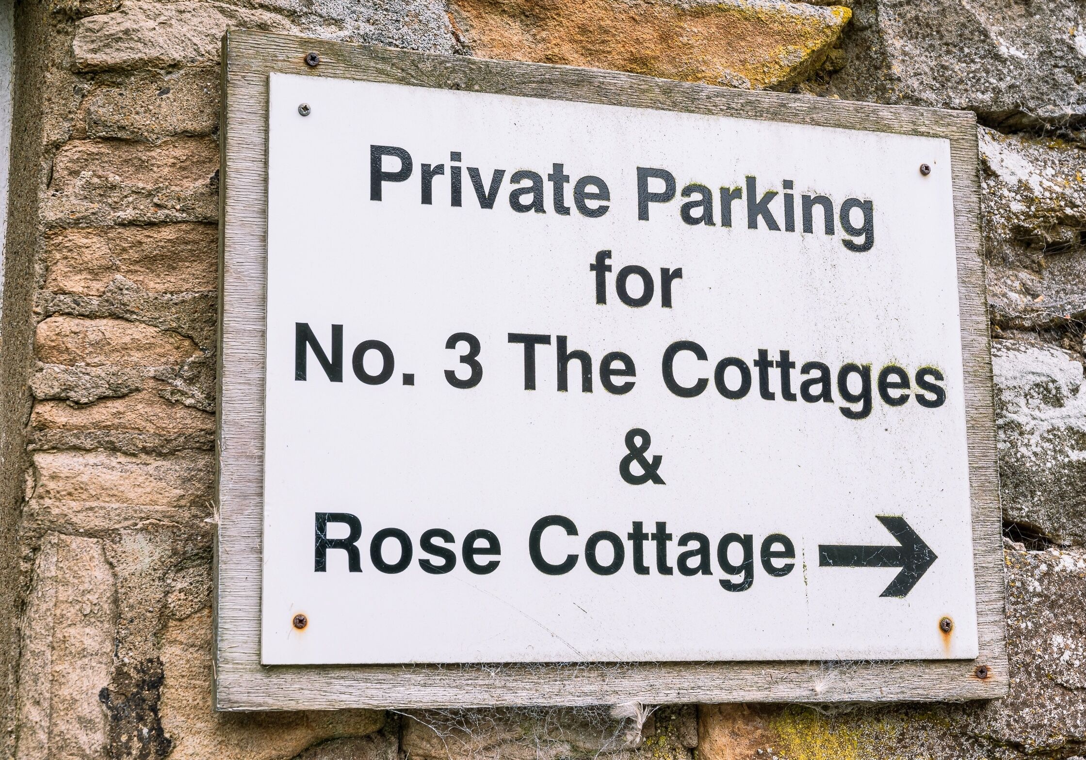 Tämä kyltti osoittaa, että pysäköintialue on varattu yksityiskäyttöön, ja se on tarkoitettu kohteiden The Cottages, numero 3, ja Rose Cottagein asukkaille.