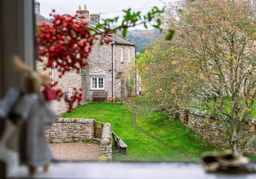 A dales bolthole & quintessential country cottage – cosy, appealing & in an idyllic rural setting