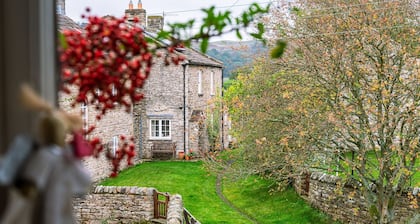 A dales bolthole & quintessential country cottage – cosy, appealing & in an idyllic rural setting