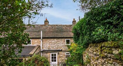 A dales bolthole & quintessential country cottage – cosy, appealing & in an idyllic rural setting
