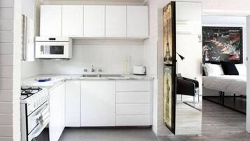 Kühlschrank, Mikrowelle, Ofen, Herdplatte