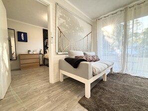 Iron/ironing board, travel crib, free WiFi, bed sheets - Serenity & Comfort in Subiaco 1 Bedroom Unit (Subiaco)