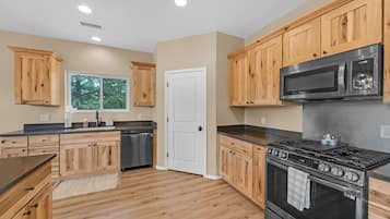 Kylskåp, mikrovågsugn, ugn och spishäll