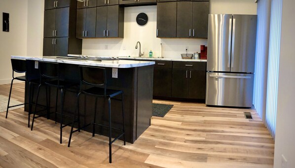 Fridge, microwave, oven, stovetop - TigersDen - Cozy Modern 3-bedroom Condo on Broadway near Downtown & Campus (Columbia)