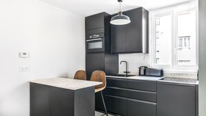 Cafetière/bouilloire, réfrigérateur, micro-ondes, lave-vaisselle