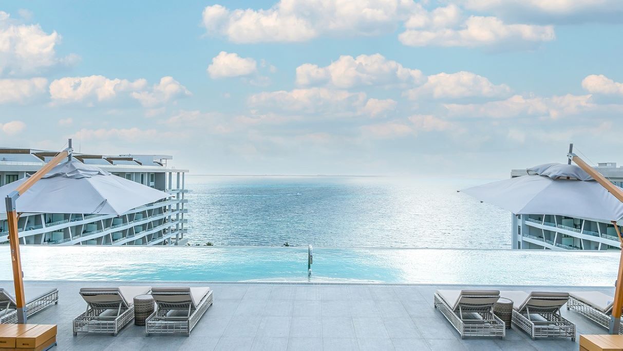 Een binnenzwembad, een buitenzwembad