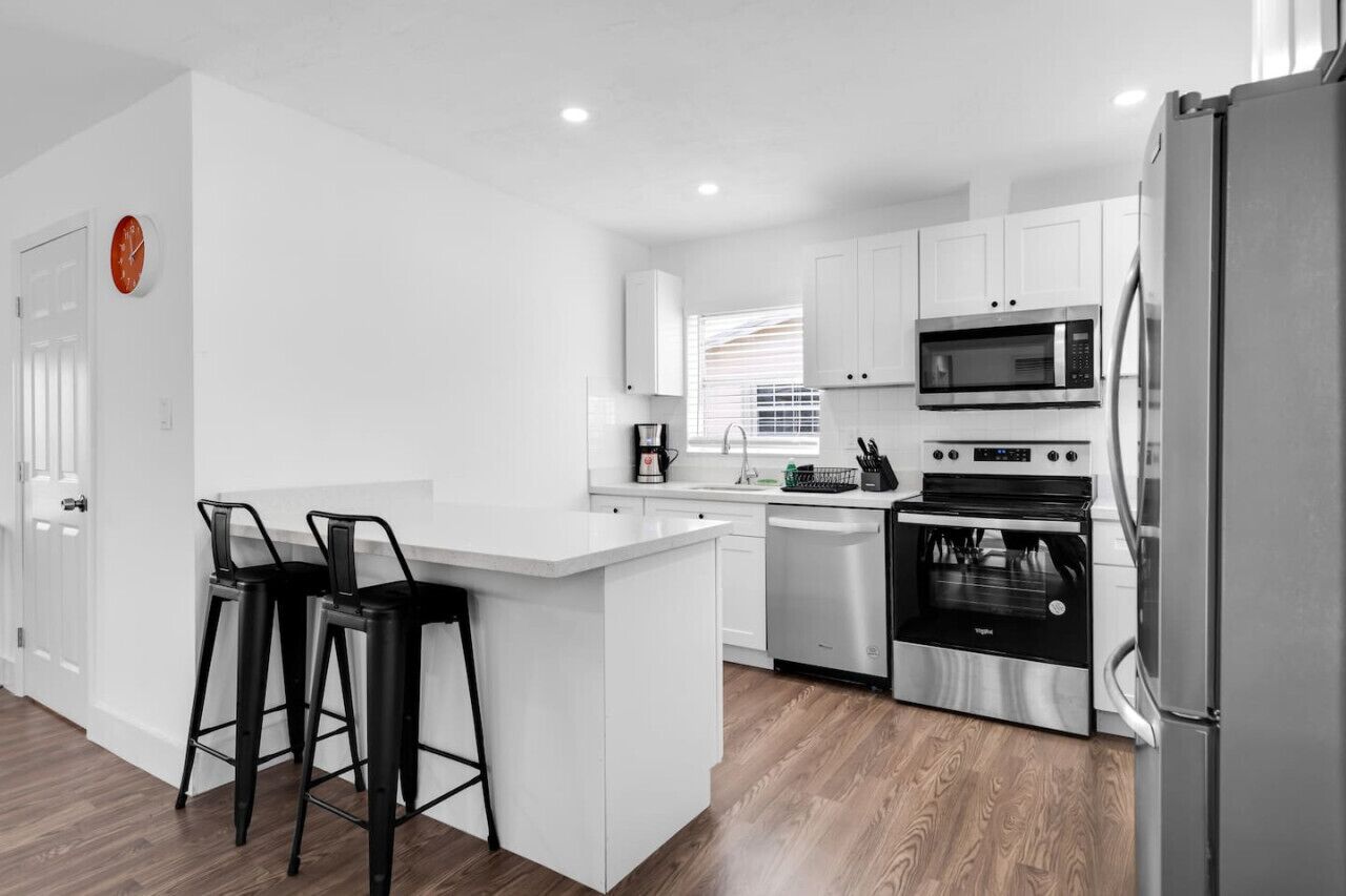 Kjøleskap, mikrobølgeovn, ovn og kokeplater