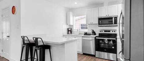 Kjøleskap, mikrobølgeovn, ovn og kokeplater