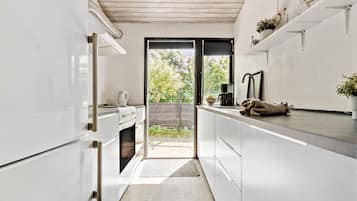 Jääkaappi, liesi, kahvin-/teenkeitin