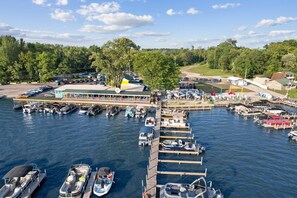 Marina - Island Vibes- 2 Blocks from Lake +Hot Tub (Buckeye Lake)