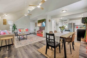 TV - Island Vibes- 2 Blocks from Lake +Hot Tub (Buckeye Lake)