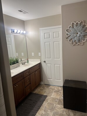 吹风机、毛巾、肥皂、卫生纸