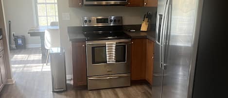 Geladeira, micro-ondas, fogão, cooktop