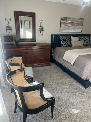 4 bedrooms, desk, iron/ironing board, WiFi - 9 Miles from Liberty, Jet Ski Rental, 7 min from Paddle Boarding on the James (Madison Heights)