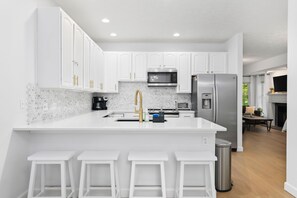 Luxury House | Private kitchen | Fridge, microwave, oven, dishwasher - Gorgeous 2BDR Home near Downtown (Traverse City)