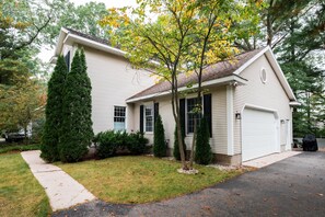 Exterior - Gorgeous 2BDR Home near Downtown (Traverse City)