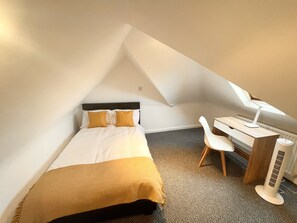 1 bedroom, desk, iron/ironing board, free WiFi - Nice and Cosy one bed flat
 (Carshalton)