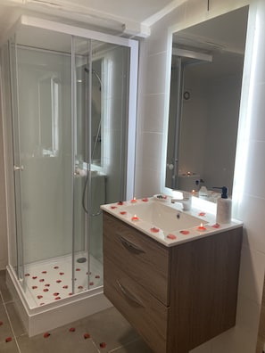 Douche, séchoir à cheveux, serviettes fournies, savon