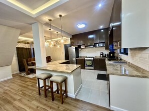 Geladeira, micro-ondas, fogão, cooktop