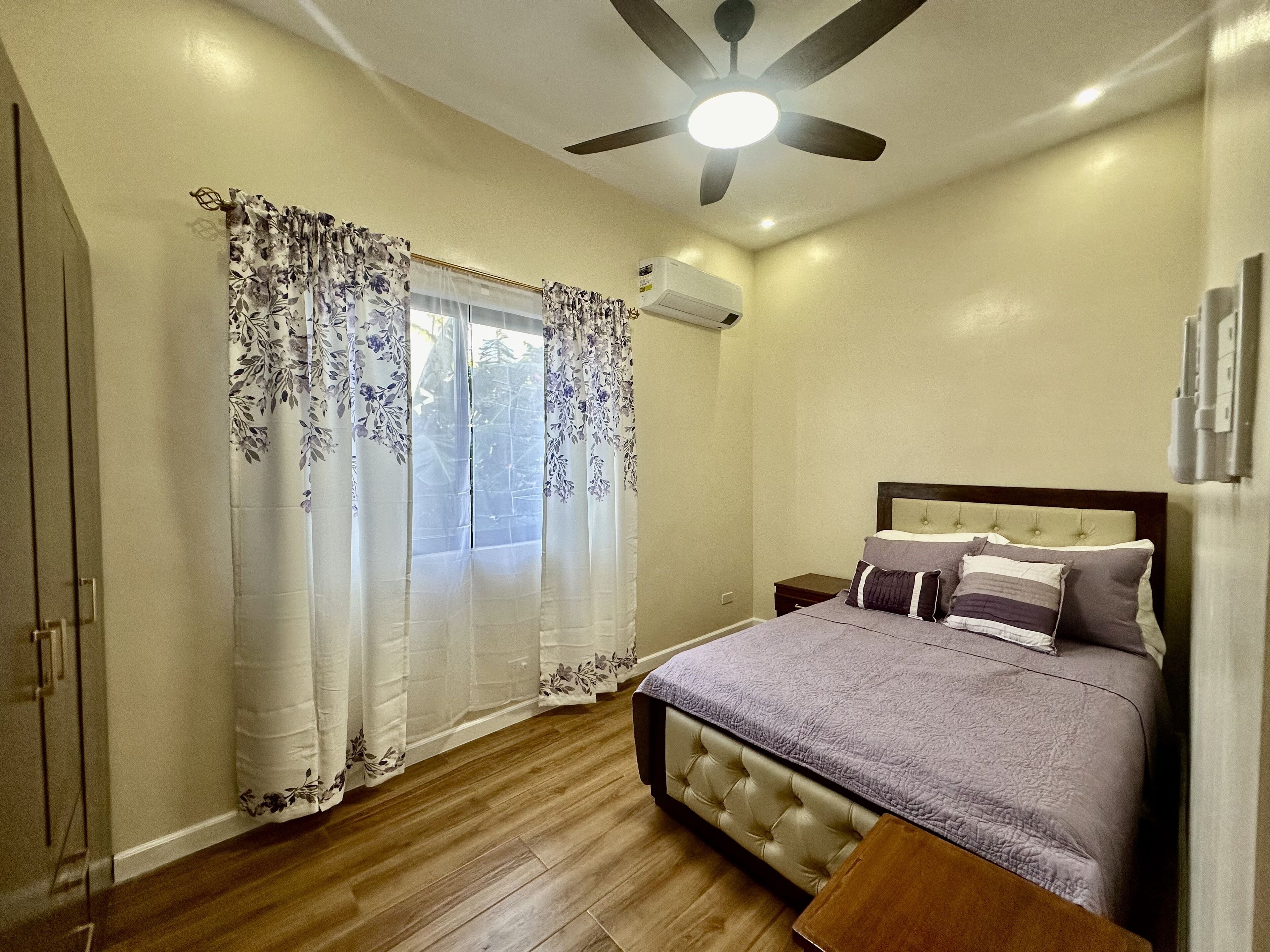 3 bedrooms, desk, iron/ironing board, WiFi (free)