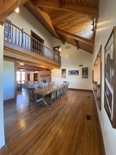 Inviting Western Retreat in the Heart of the Ozarks! 