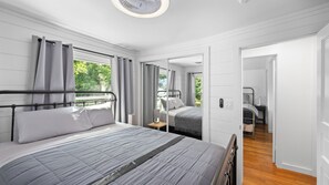 5 bedrooms, desk, iron/ironing board, travel cot