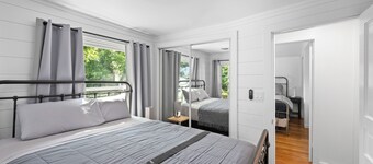 What a Lake View!! Lakeside cottage inside gates. Golf cart & linens included. 