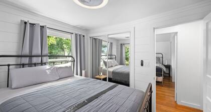 What a Lake View!! Lakeside cottage inside gates. Golf cart & linens included.