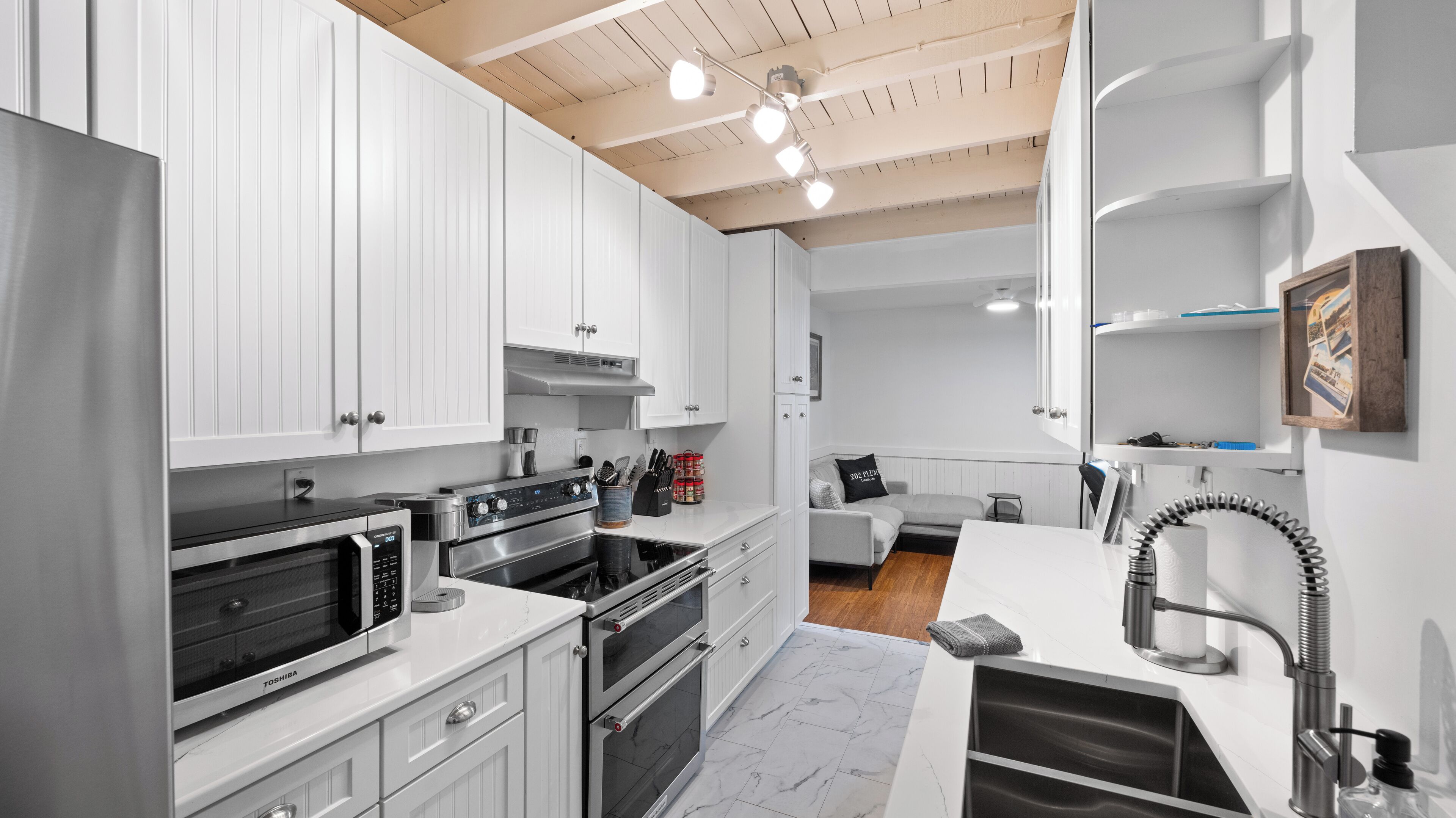 Jääkaappi, mikroaaltouuni, uuni, liesi