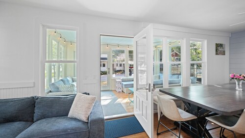 What a Lake View!! Lakeside cottage inside gates. Golf cart & linens included. 