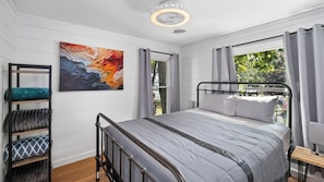 5 bedrooms, desk, iron/ironing board, travel cot